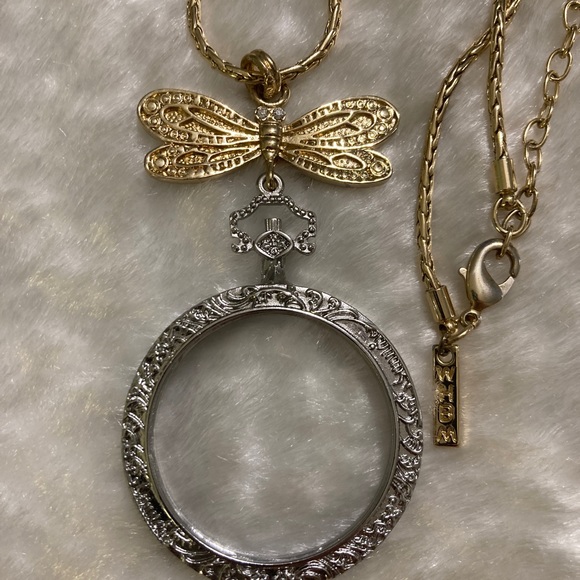 ☘️WHBM Magnifying Glass Butterfly Pendant Necklace - Picture 1 of 5